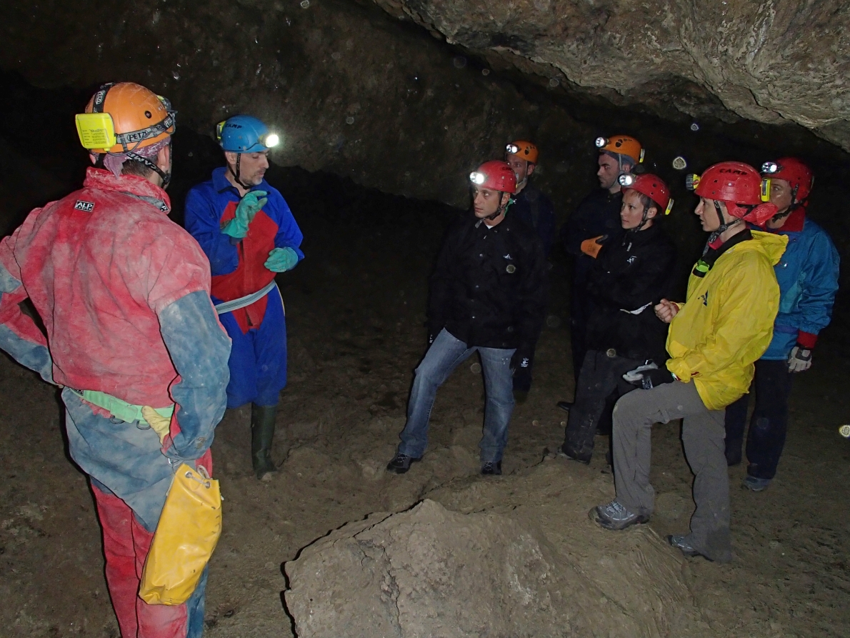 Visitatori alla Grotta della Spipola